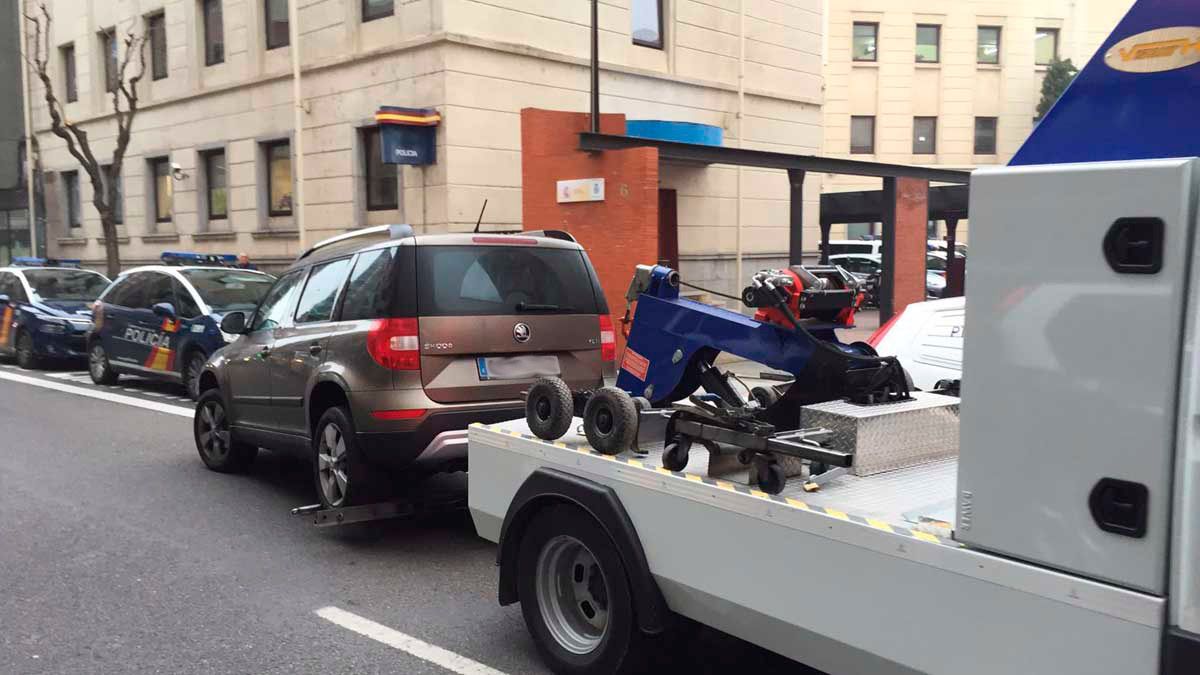 El traslado del coche de Fermín Guerrero a la Comisaría de Policía Nacional de León. | L.N.C.