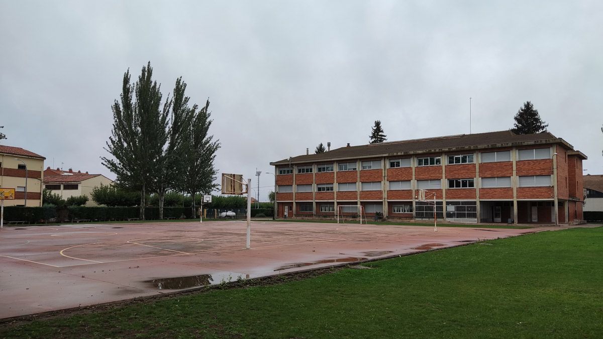 Vista del Colegio Público Benito León de Santa María del Páramo. | A. R.