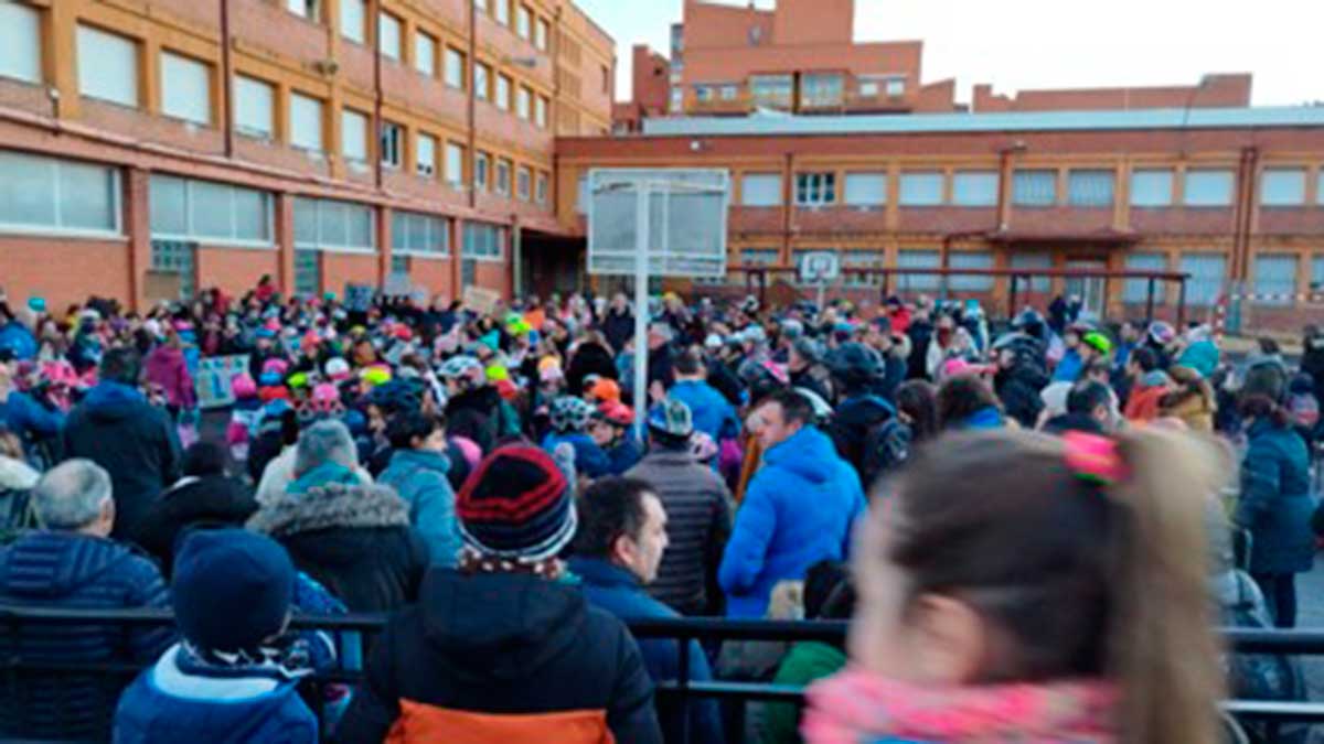 La concurrida protesta de ayer en el Colegio Quevedo. | L.N.C.