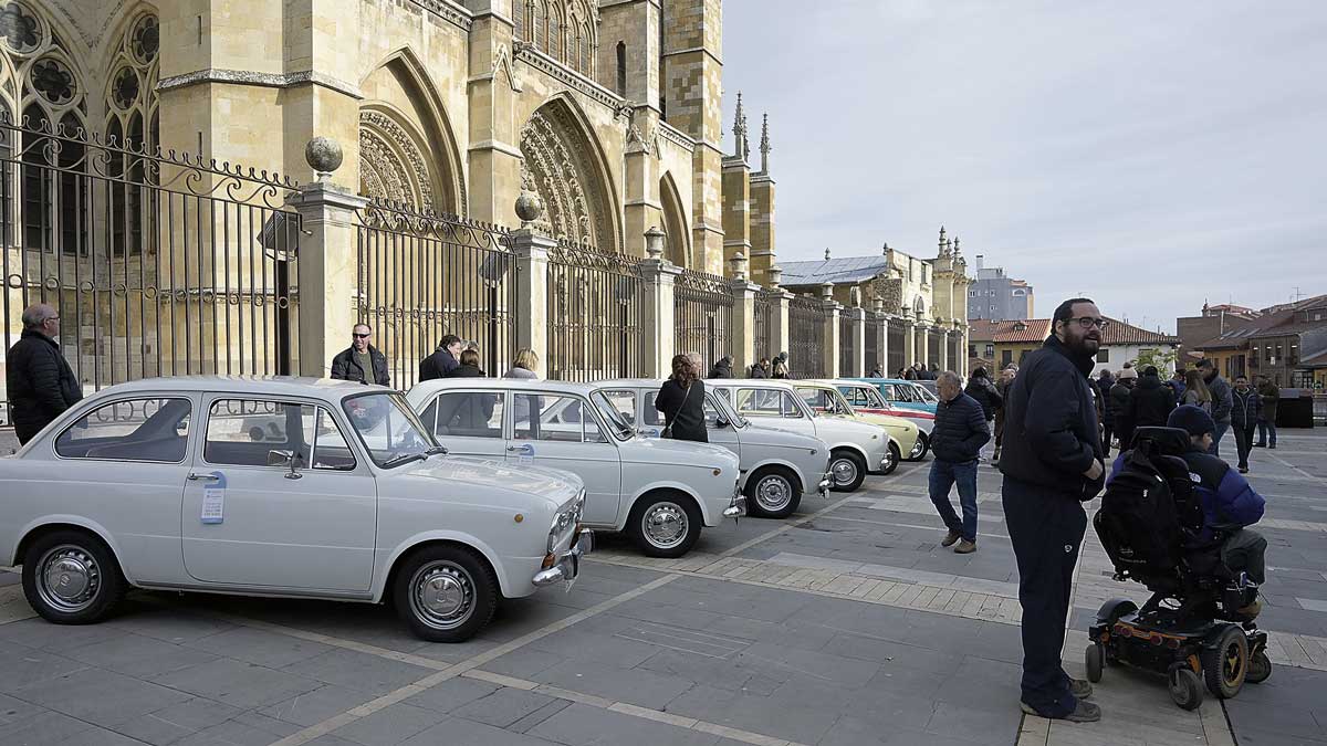 Los coches clásicos recorrieron la capital leonesa para, después, estacionar junto a la Catedral de León para su exhibición. | JESÚS F. SALVADORES