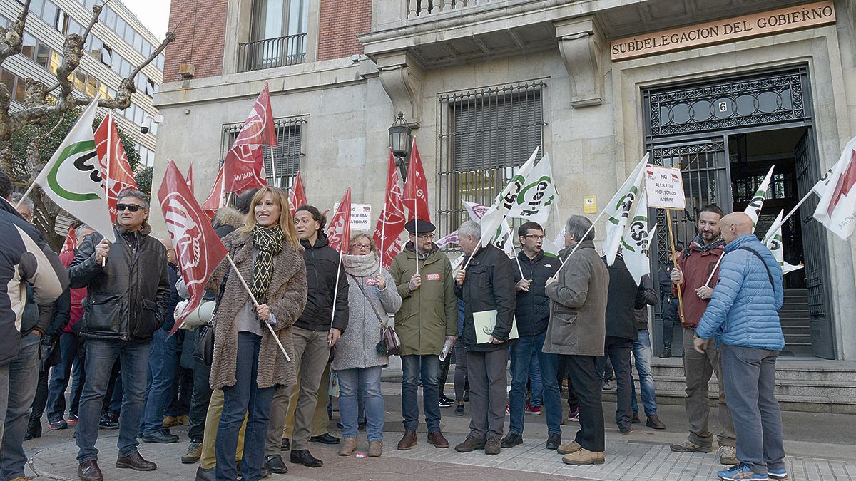 La concentración tuvo lugar ayer frente a la Subdelegación del Gobierno, en la plaza de la Inmaculada. | MAURICIO PEÑA