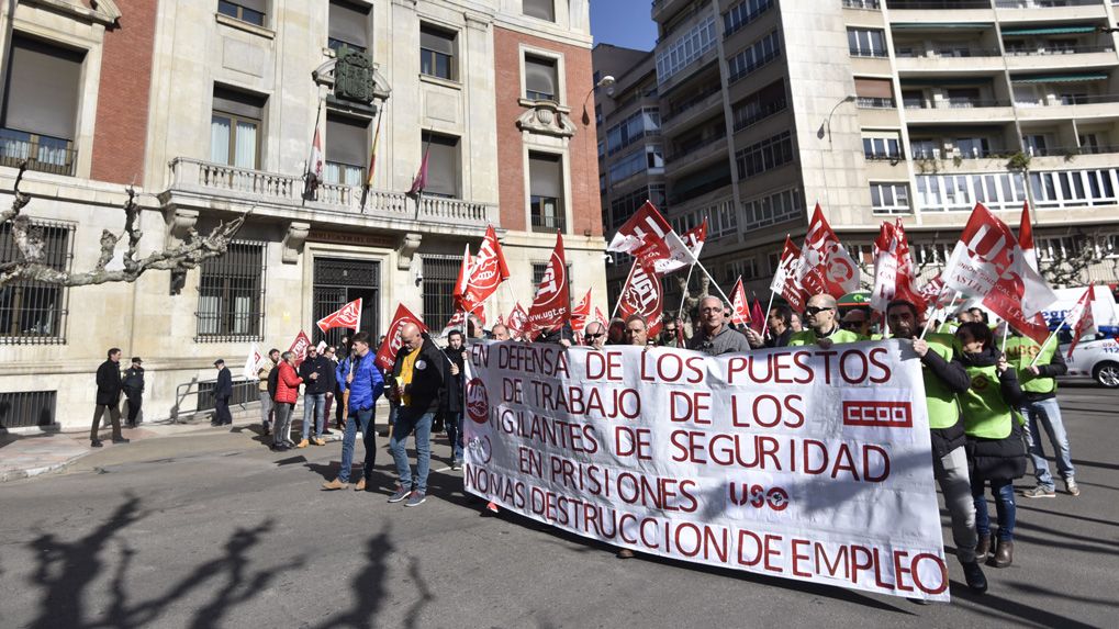 Concentración celebrada este jueves frente a la Subdelegación del Gobierno en León. | SAÚL ARÉN