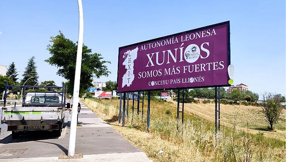Un cartel de Conceyu País Lliunés en Ponferrada.