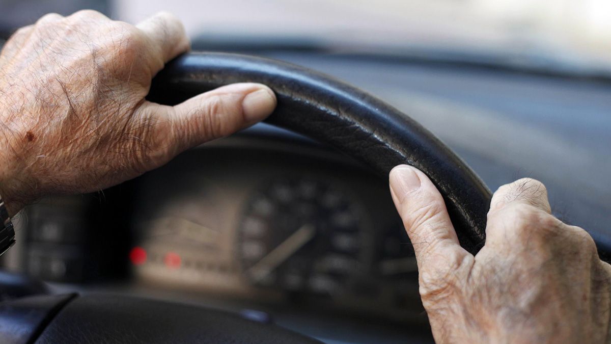 Un conductor de edad avanzada al volante, en una imagen de archivo. | ICAL