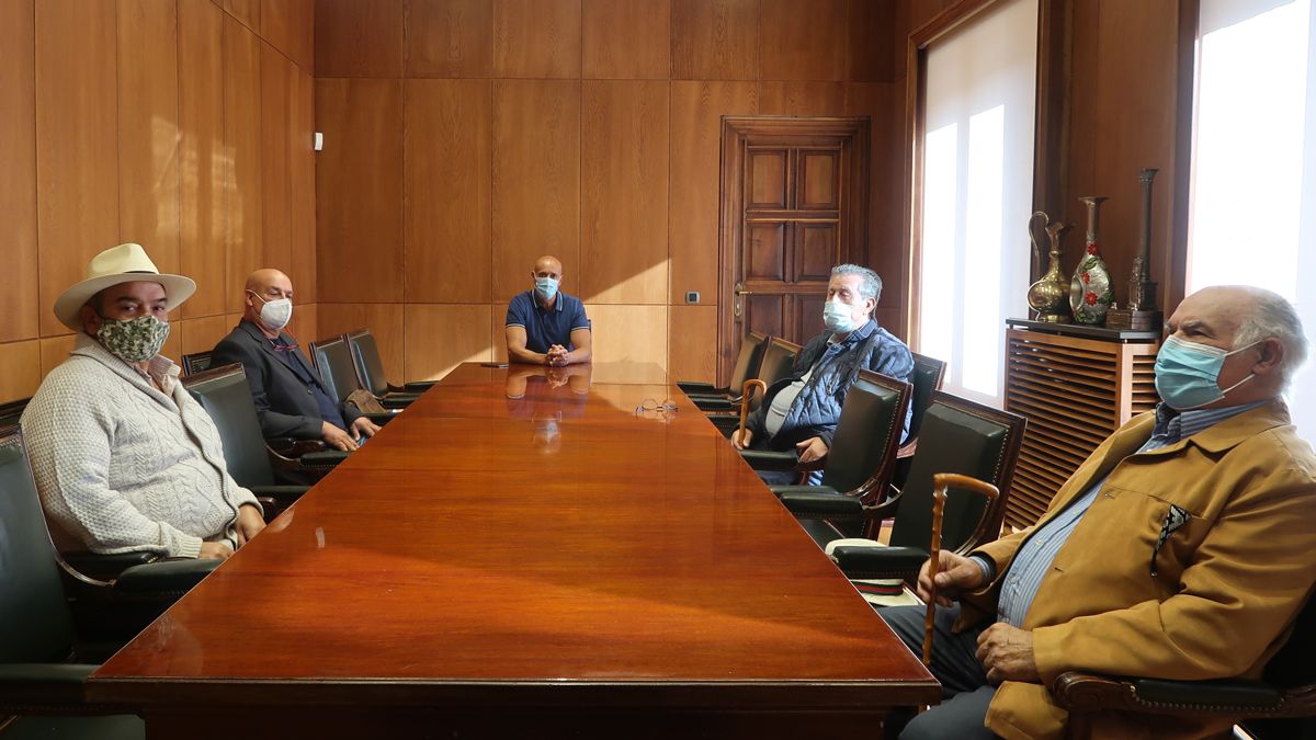 El alcalde de León, José Antonio Diez, con los representantes del Consejo Gitano de Ancianos. | L.N.C.