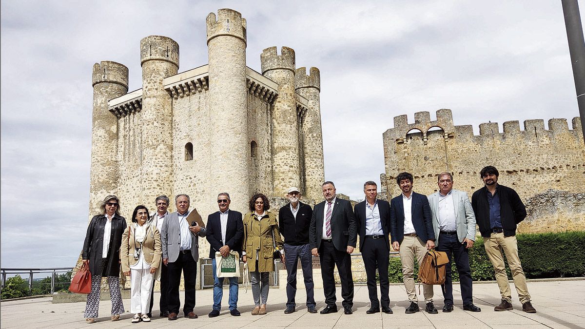 Integrantes del Consejor Rector del ILC tras realizar este lunes su reunión en el castillo de Valencia de Don Juan. | A. RODRÍGUEZ