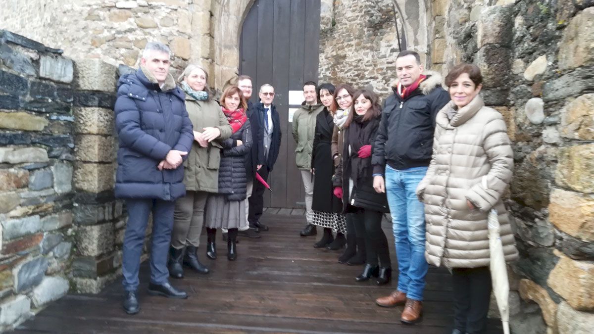 Miembros del Consejo del Campus de Noroeste de la Uned y autoridades ante el castillo de Ponferrada. | D.M.
