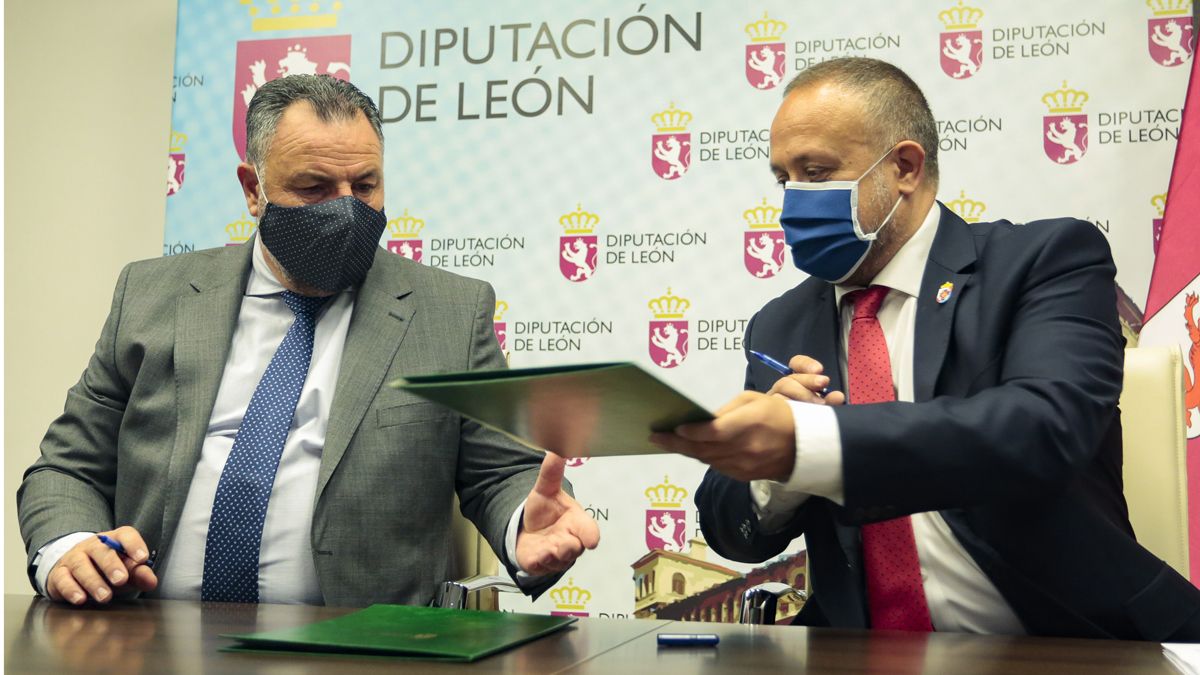 El presidente de la Diputación, Eduardo Morán y el del Consejo Comarcal, Gerardo Álvarez Courel, renovaron el convenio del Banco de Tierras. | Ical