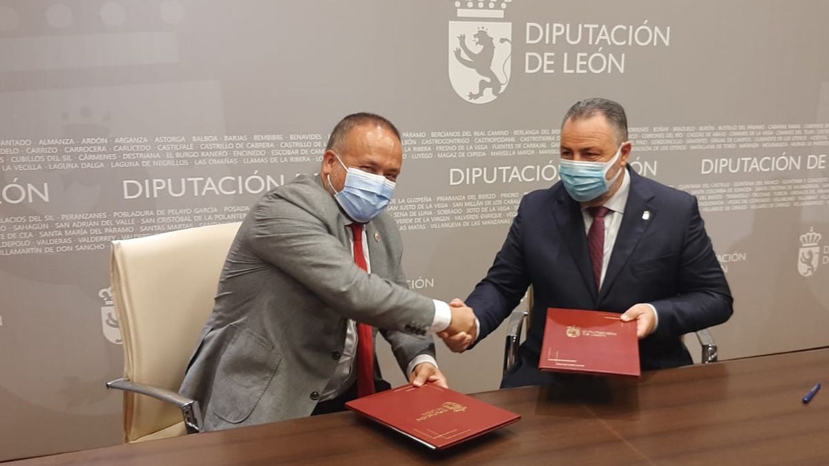 El presidente del Consejo Comarcal del Bierzo, Gerardo Álvarez Courel y de la Diputación, Eduardo Morán, sellando el acuerdo. | CCB
