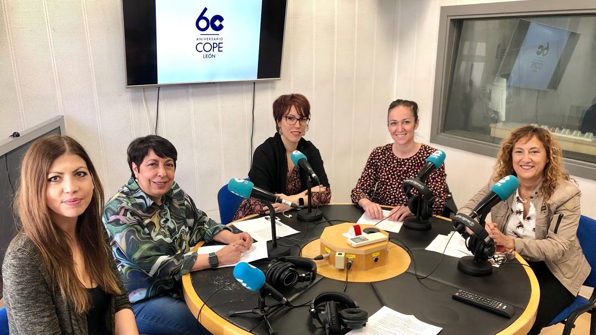 María Luisa Ibán y Azucena Ramos este miércoles en Cope León, en el programa ‘Entre Nosotras’. | MAURICIO PEÑA