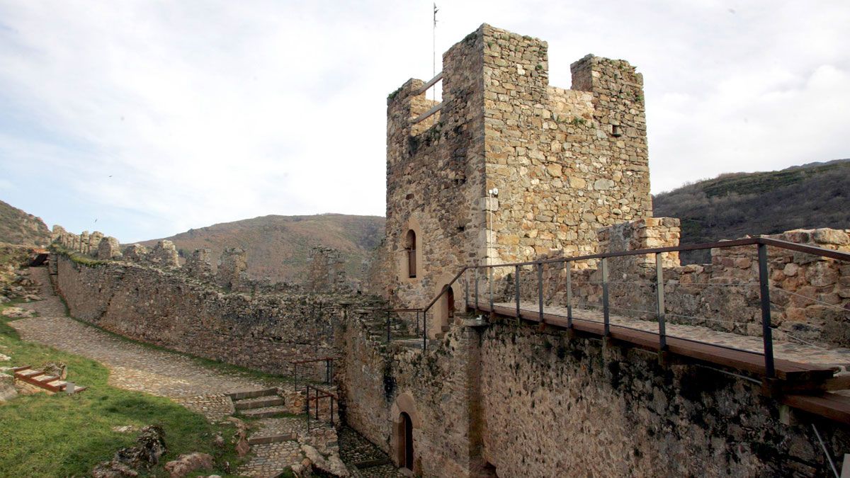 El castillo de Cornatel acoge la muestra de los tres pintores.