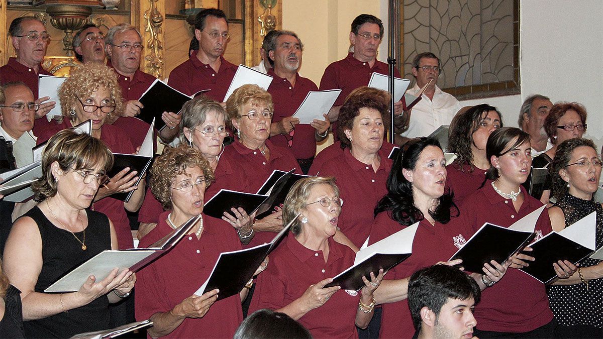 Parte del Coro Flor del Viento en uno de aquellos conciertos \