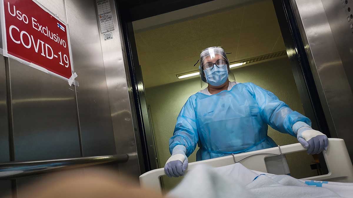 Imagen de archivo de un profesional sanitario atendiendo a pacientes de Covid. | ICAL
