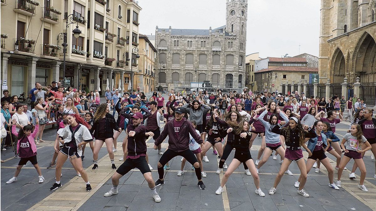 Alumnos y monitores de la Escuela Cras Dance durante una actuación en la plaza de Regla. | DANIEL MARTÍN