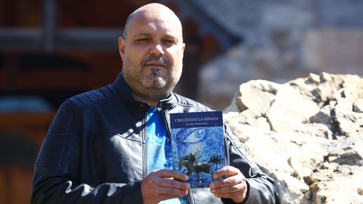 El autor, con su libro, con el que hará una pequeña gira de presentación por el Bierzo este mes.| César Sánchez