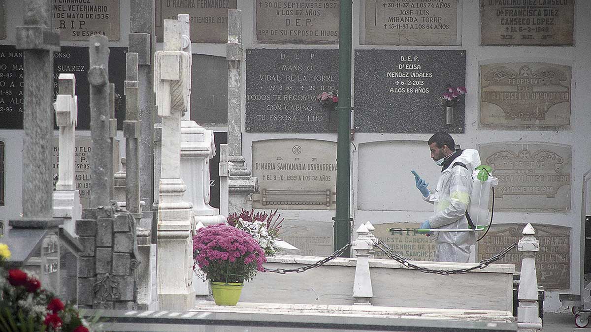 Desinfección en un cementerio. | L.N.C.