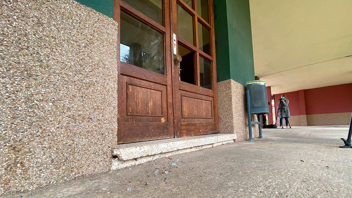 La puerta del domicilio donde tuvieron lugar los hechos en Mansilla de las Mulas. | SAÚL ARÉN