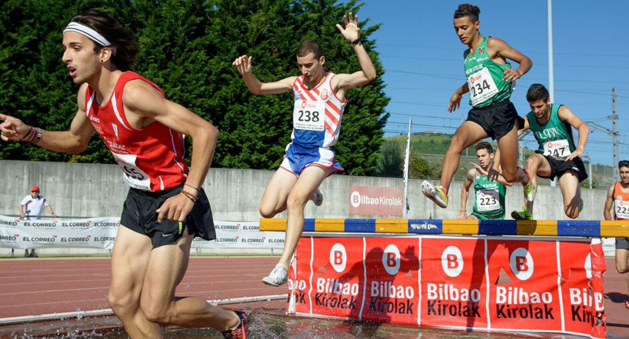 Jorge Blanco, de rojo, tras superar la ría en Bilbao. | SPORTMEDIA