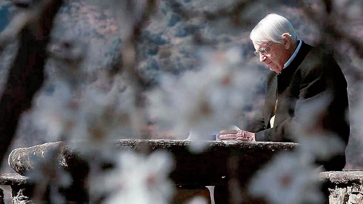 El año pasado Cristóbal Halffter recibió un buen número de homenajes al cumpli los 90 años;entre ellos un documental en TVE al que pertenece esta imagen.