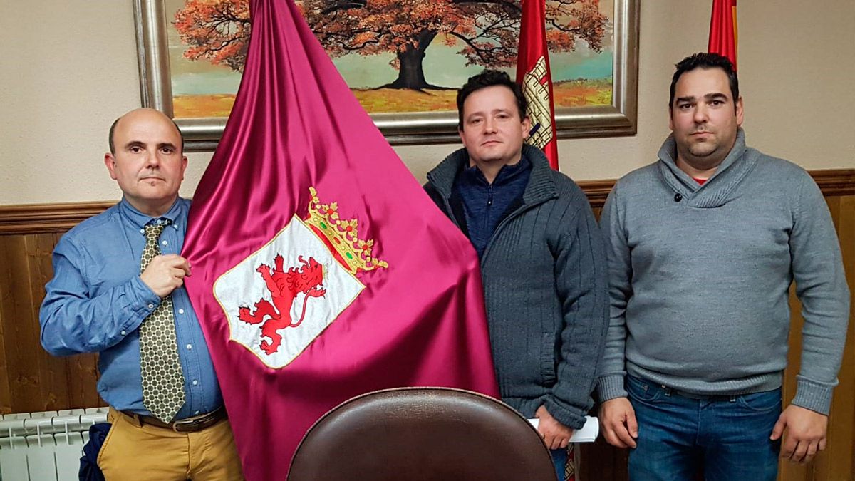 Los concejales de la UPL en Cubillas de Rueda posan con una bandera de León. | L.N.C.