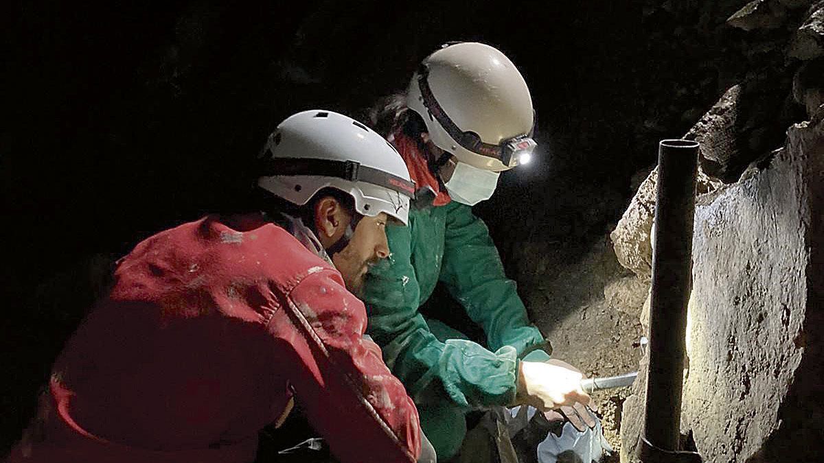 Los investigadores en una de sus visitas a la cueva de Llamazares. | L.N.C.
