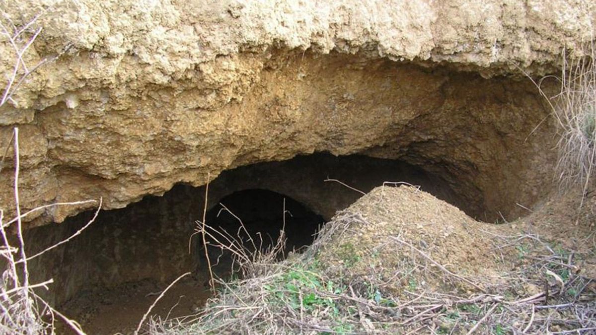 Estado actual de la abertura de la cueva por la que se realizaba el acceso a la excavación en Villamoros de las Regueras. | L.N.C.