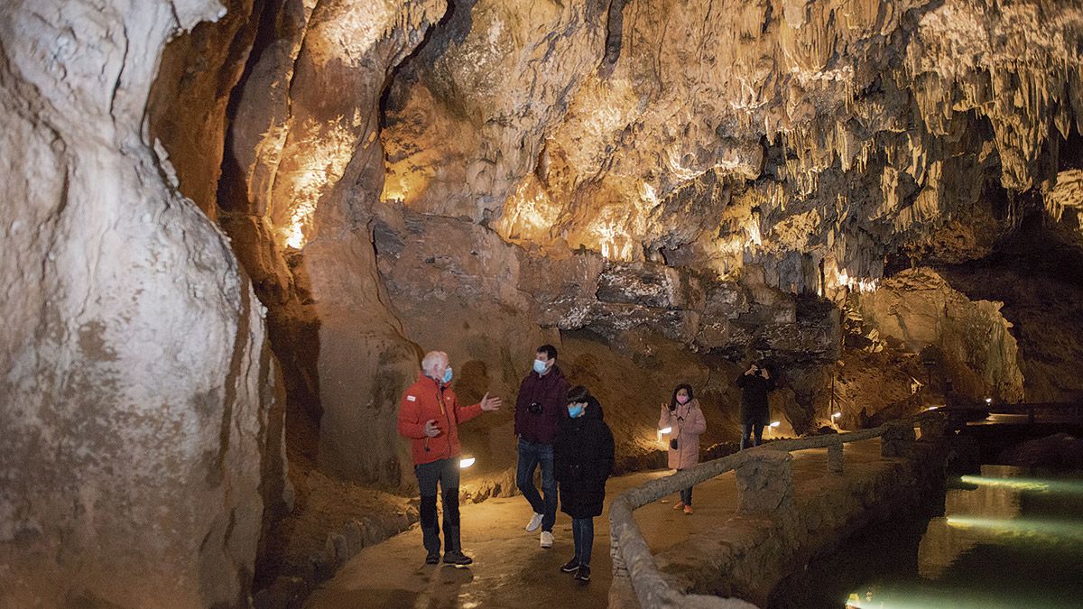 La Cueva de Valporquero ha estrenado la temporada.  | MAURICIO PEÑA
