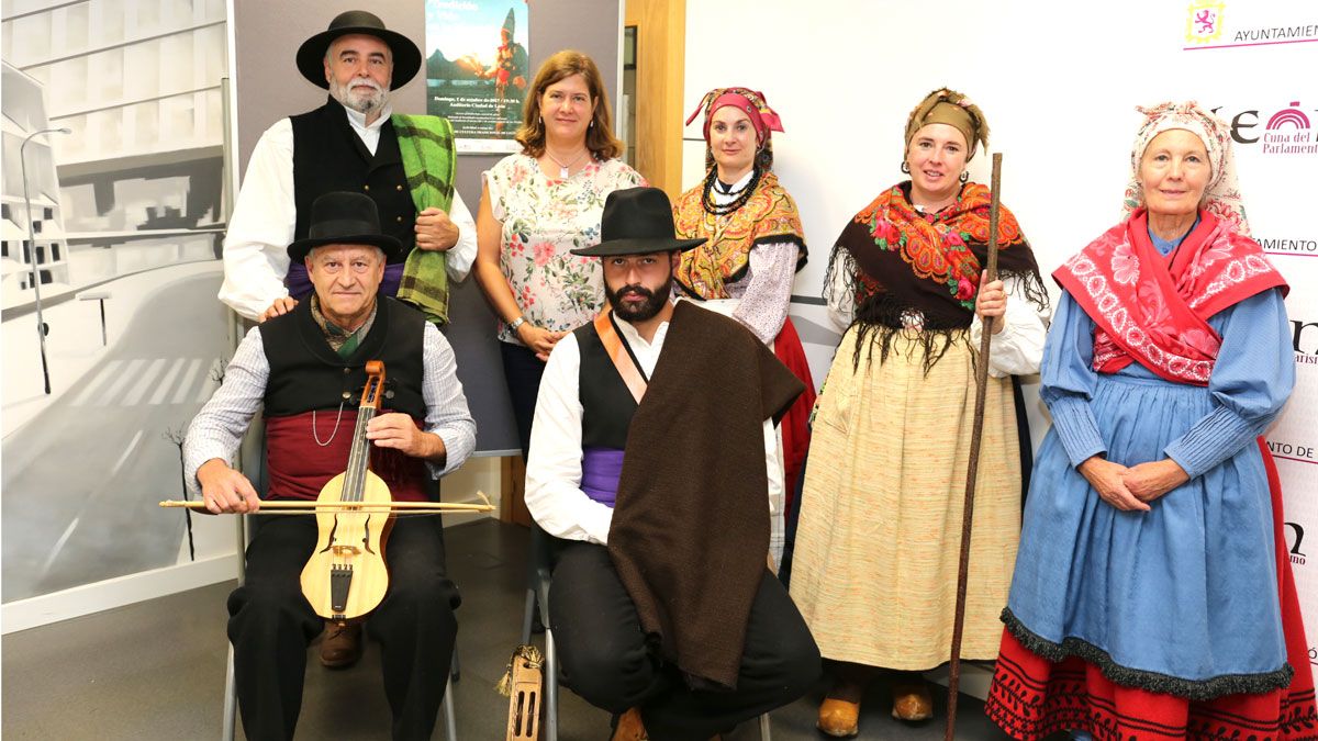 Javier Emperador al lado de Margarita Torres con los componentes de un grupo de música tradicional en la presentación del encuentro. | CÉSAR