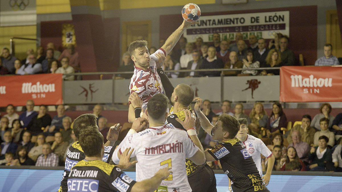 David Fernández realiza un lanzamiento durante su último partido en el Palacio con el Ademar. | MAURICIO PEÑA