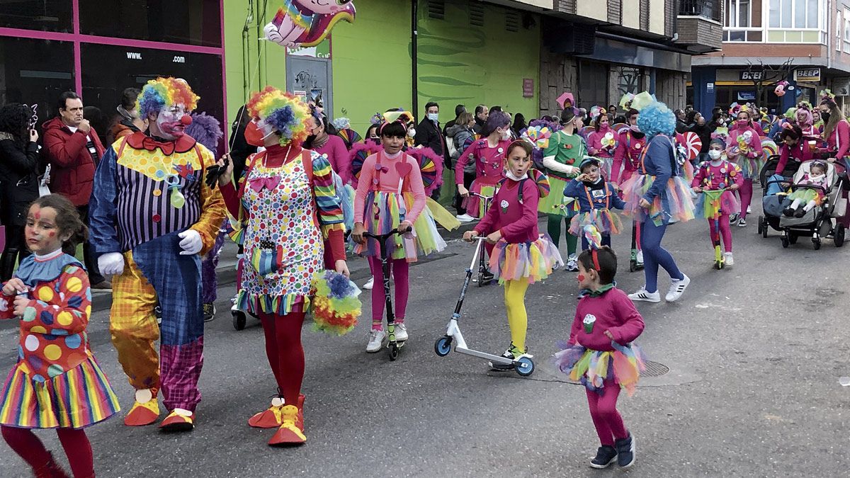 Niños y adultos salieron a la calle a dar colorido al desfile. | ABAJO