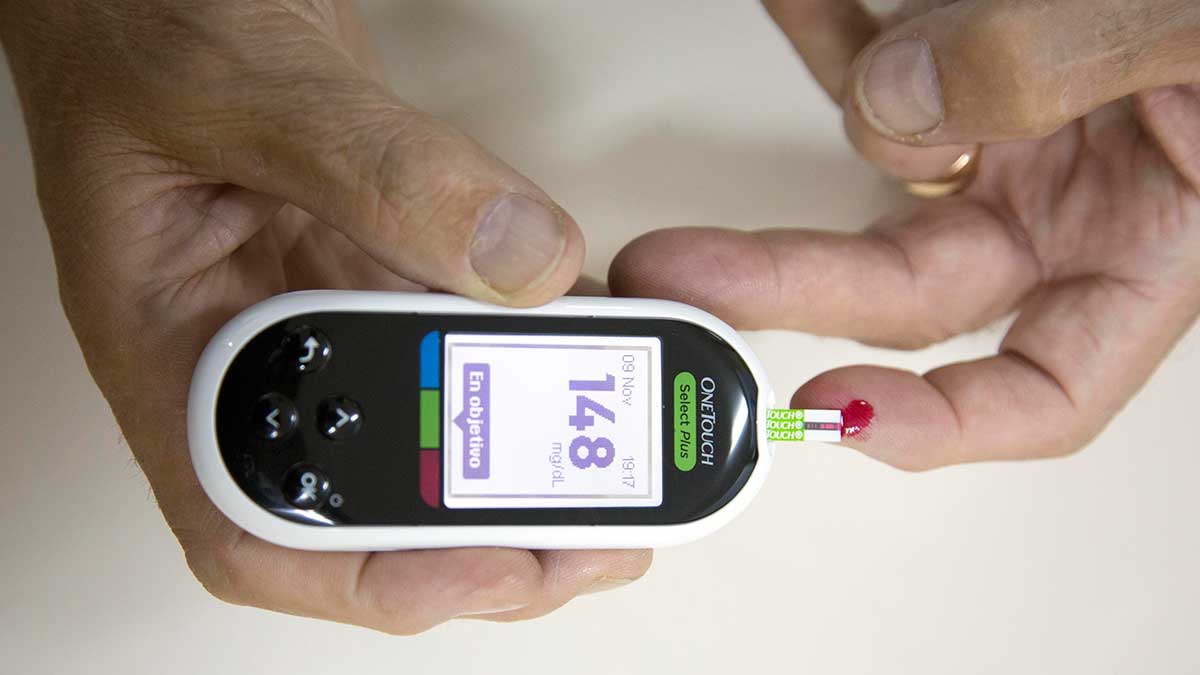 Un diabético se mide la glucosa con un aparato para tal fin. | ICAL