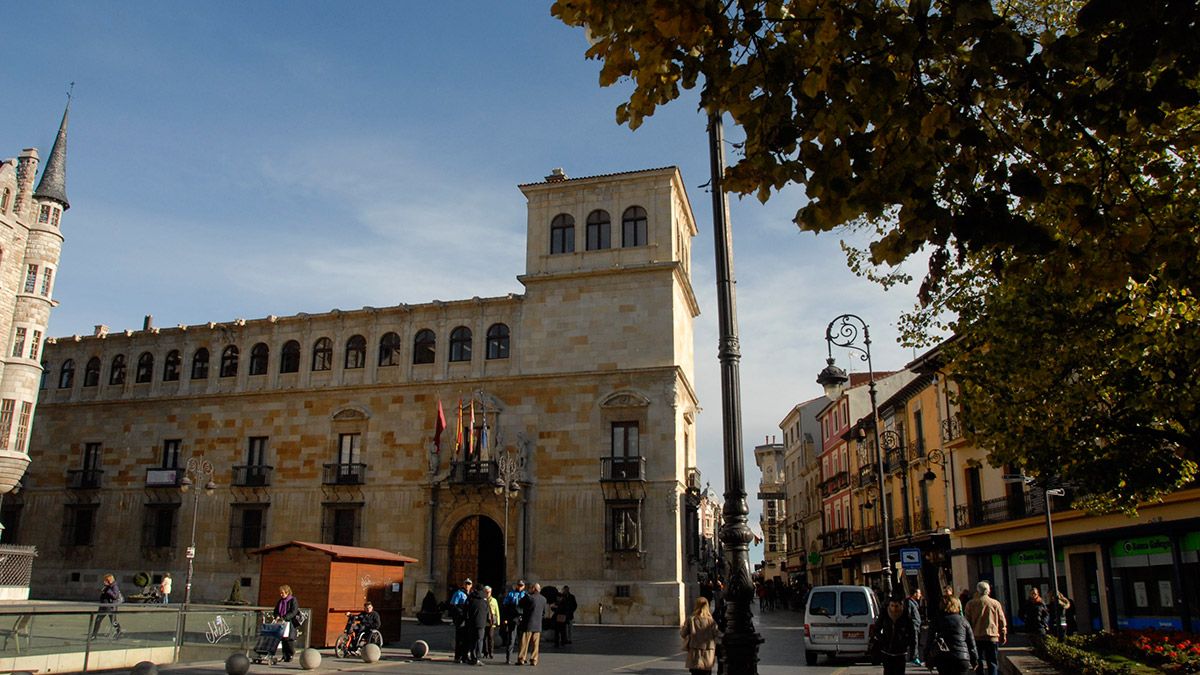 Imagen exterior del Palacio de los Guzmanes, que es la sede de la Diputación de León. | MAURICIO PEÑA