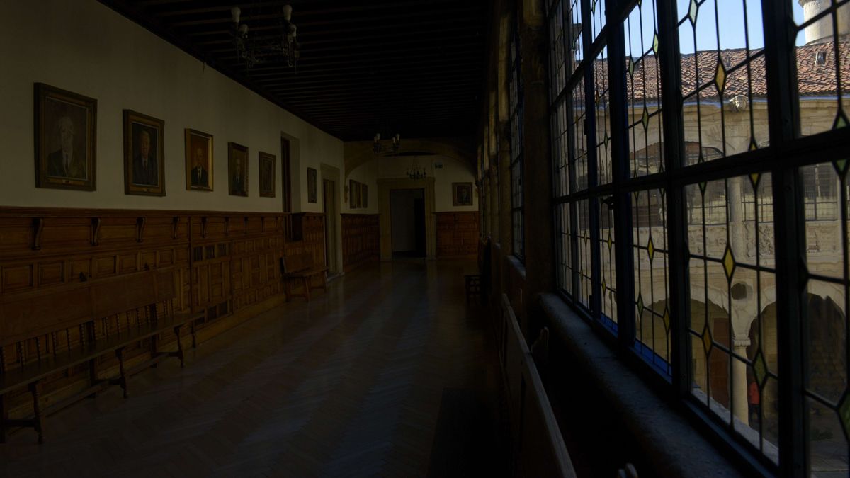 El pasillo de la primera planta del Palacio de los Guzmanes, sede de la Diputación de León. | MAURICIO PEÑA