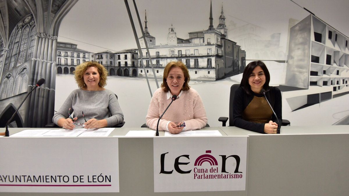 Marianela Rebollo, Aurora Baza y Rosa Conde en la rueda de prensa de este jueves. | SAÚL ARÉN