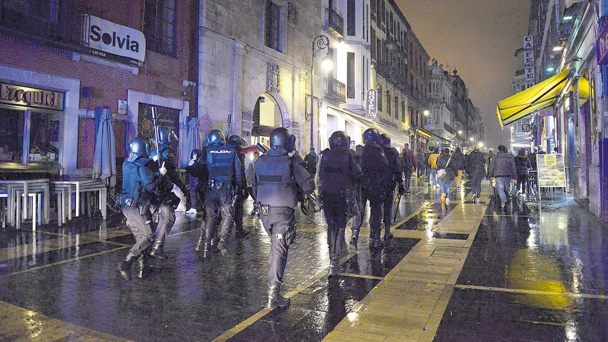 Agentes de la Policía Nacional suben por la calle Ancha hacia la Catedral. | MAURICIO PEÑA