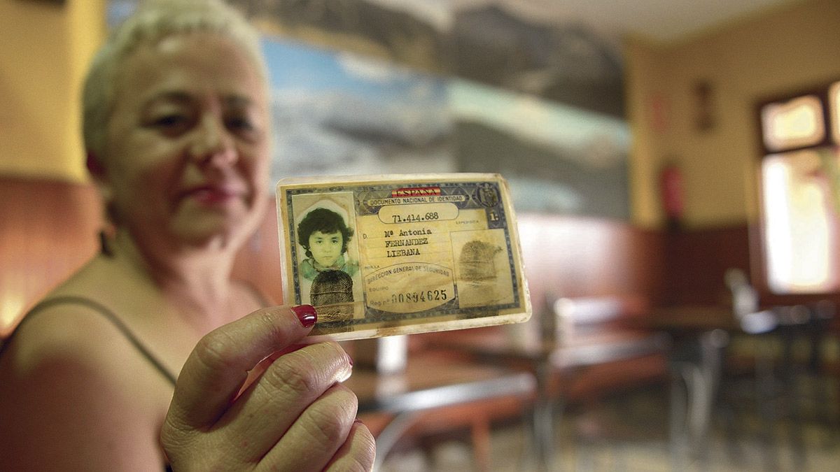 Antonia Fernández Liébana posa con su DNI recuperado de las aguas del pantano del Porma 32 años después de que se lo robaran. | MAURICIO PEÑA