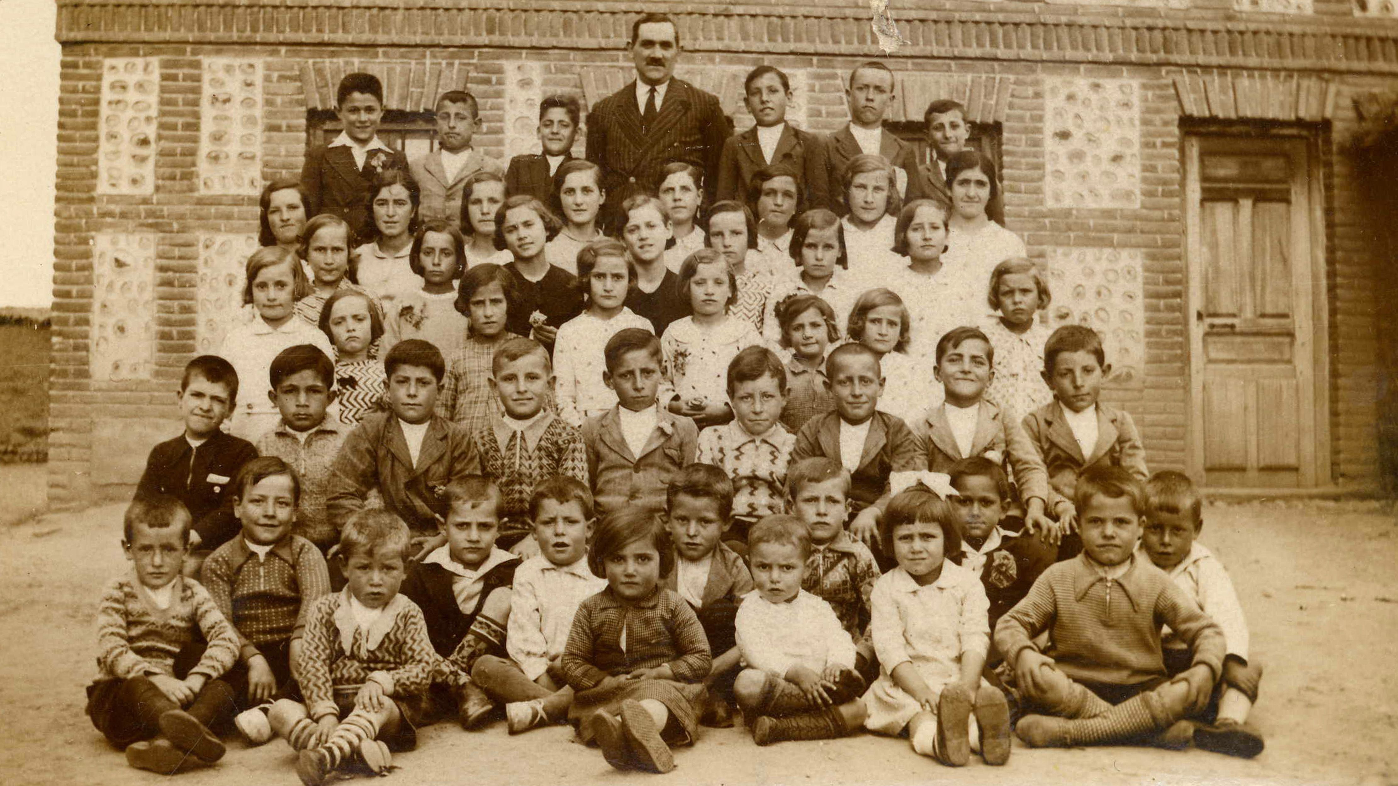 Don Víctor y sus alumnos, ante la Escuela ‘Universidad’ de Villaseca, la de ‘las moreras’