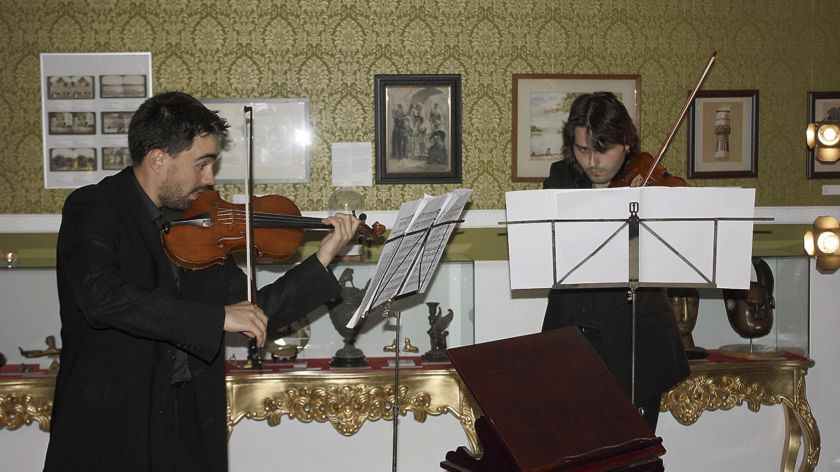 El dúo de violines formado por Jesús Naveira y Carlos Valvuena durante una actuación en el Liceo Egipcio.