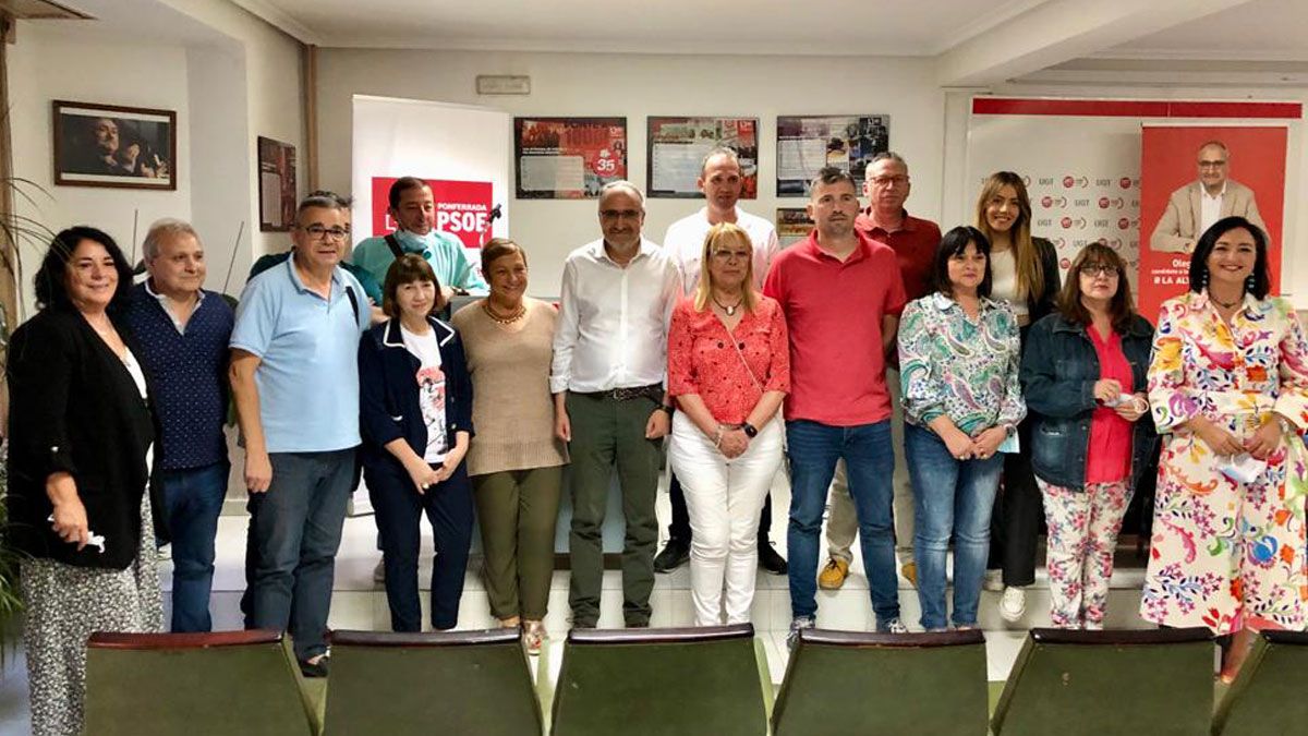 Foto de familia de los miembros de la renovada ejecutiva del PSOE de Ponferrada. | L.N.C.