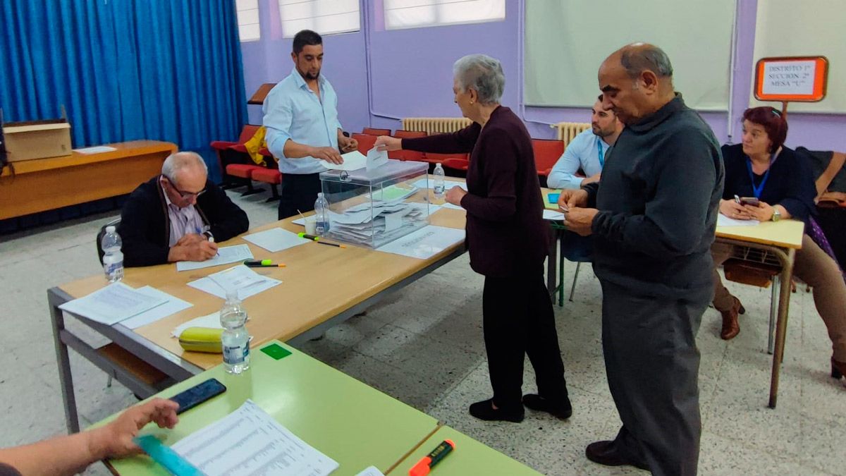 Un instante de la votación de este domingo en el municipio de Valderas. | L.N.C.