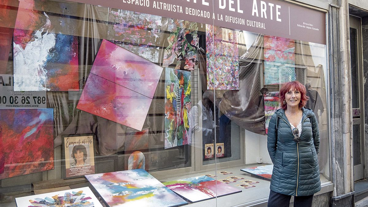 La artista Elena Ordóñez posa ante el escaparate del Arte de la calle Conde Rebolledo. | VICENTE GARCÍA