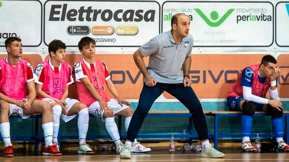 Eloy Alonso sigue con atención desde el banquillo uno de los partidos del Arzignano en Italia de esta temporada. | ARZIGNANO