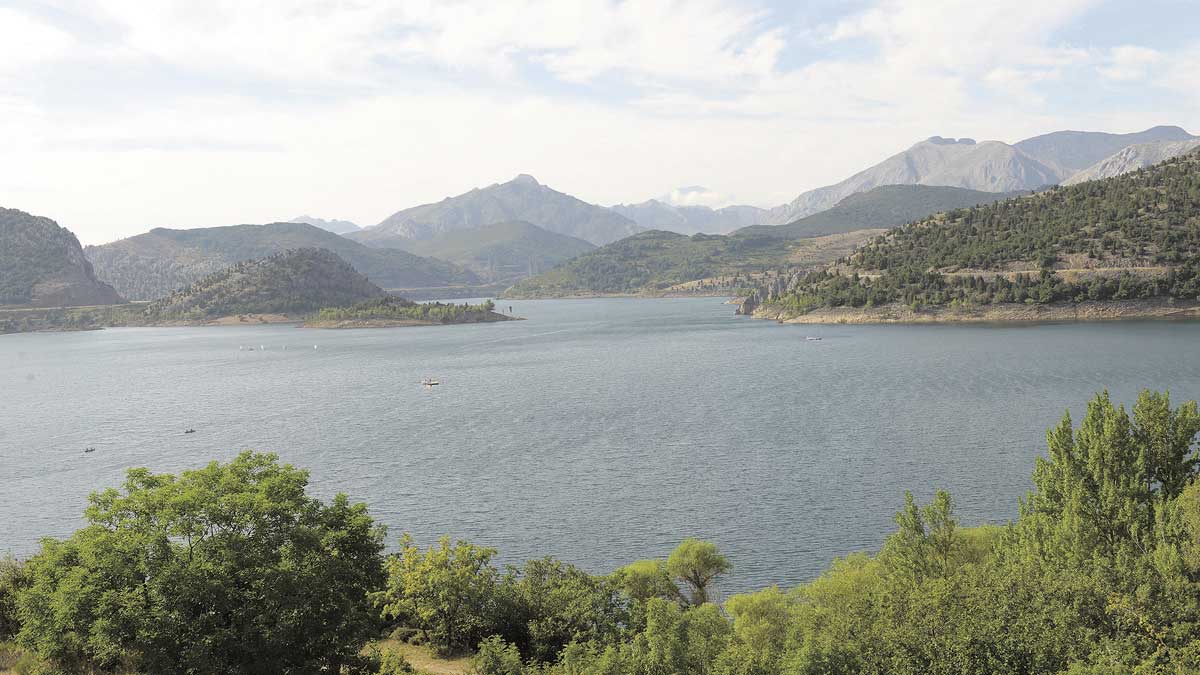 El Embalse de Barrios de Luna, que abastece a toda la zona regable del Parámo, se encuentra actualmente al 55% de su capacidad