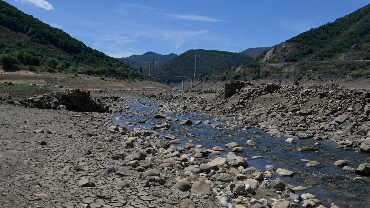 El embalse de Barrios de Luna volverá a queda en mínimos al final de la campaña de riego. | JESÚS F. SALVADORES