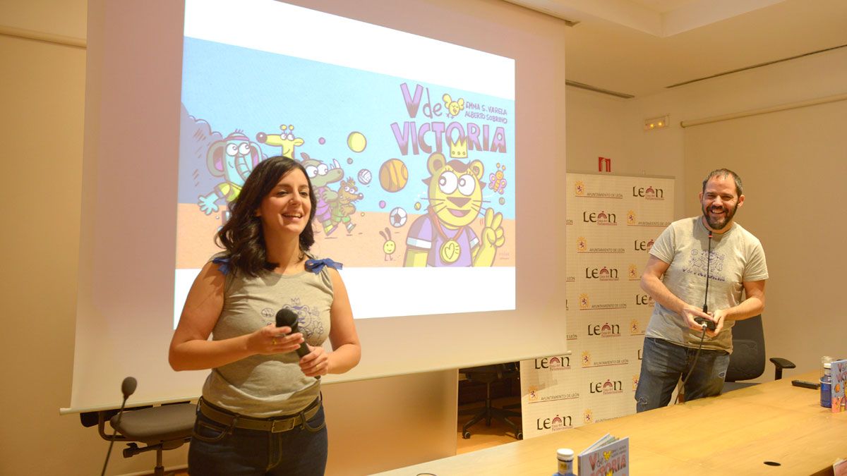 Emma S. Varela durante la presentación de su anterior publicación ‘V de Victoria’ (Eolas ediciones). | MAURICIO PEÑA