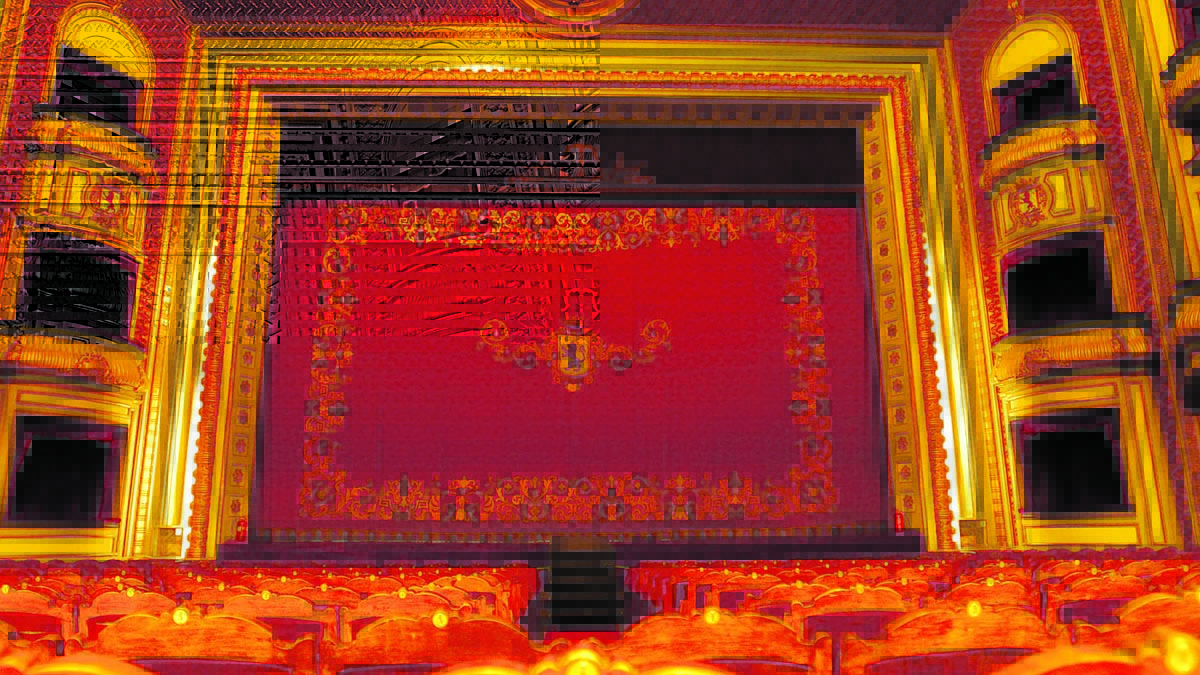 Imagen del interior del Teatro Emperador antes de que bajase indefinidamente el telón en octubre de 2006. | MAURICIO PEÑA