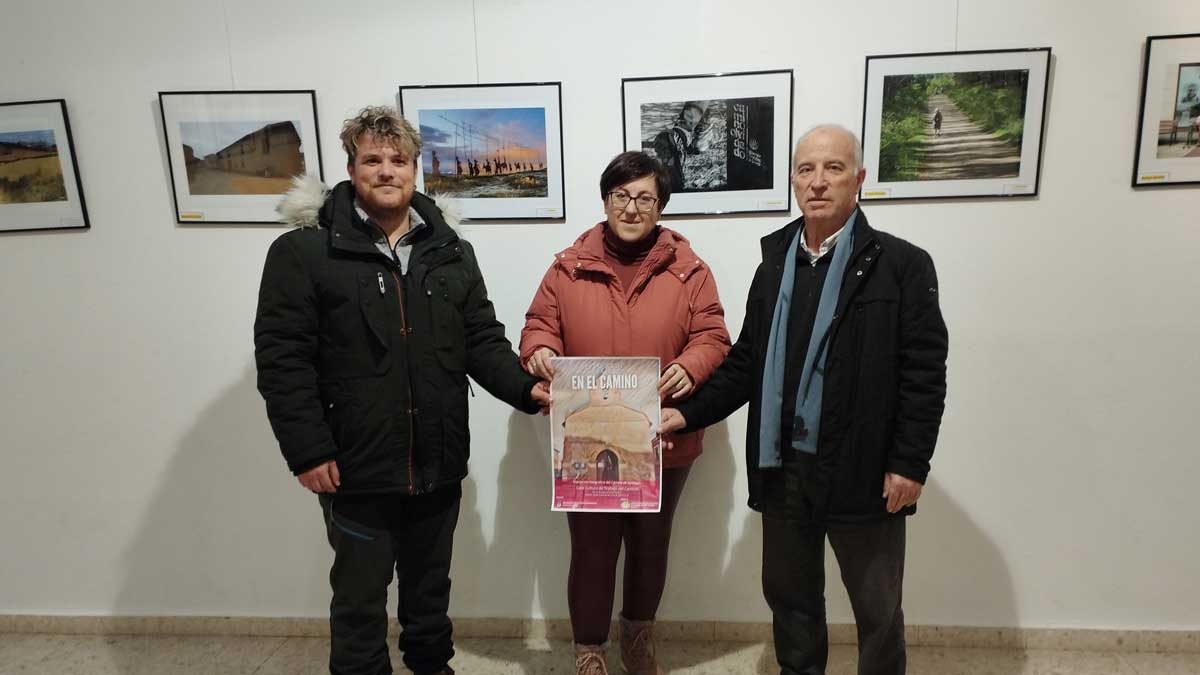 Alejandro Gallego, Camino Cabañas y Anselmo Reguera en su visita a la exposición. :: L.N.C.