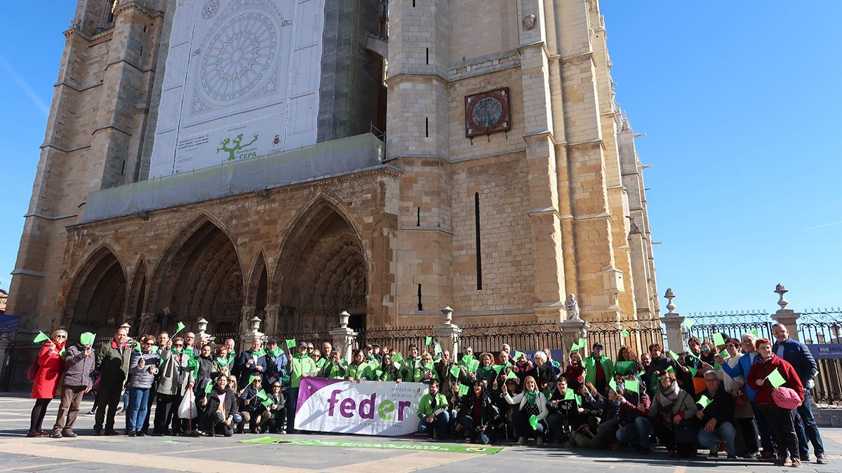 Acto en apoyo a las enfermedades raras este sábado en la catedral de León. | LNC