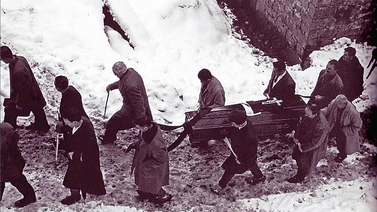 La fotografía del entierro en el duro invierno lo dice todo. | MANUEL MARTÍN