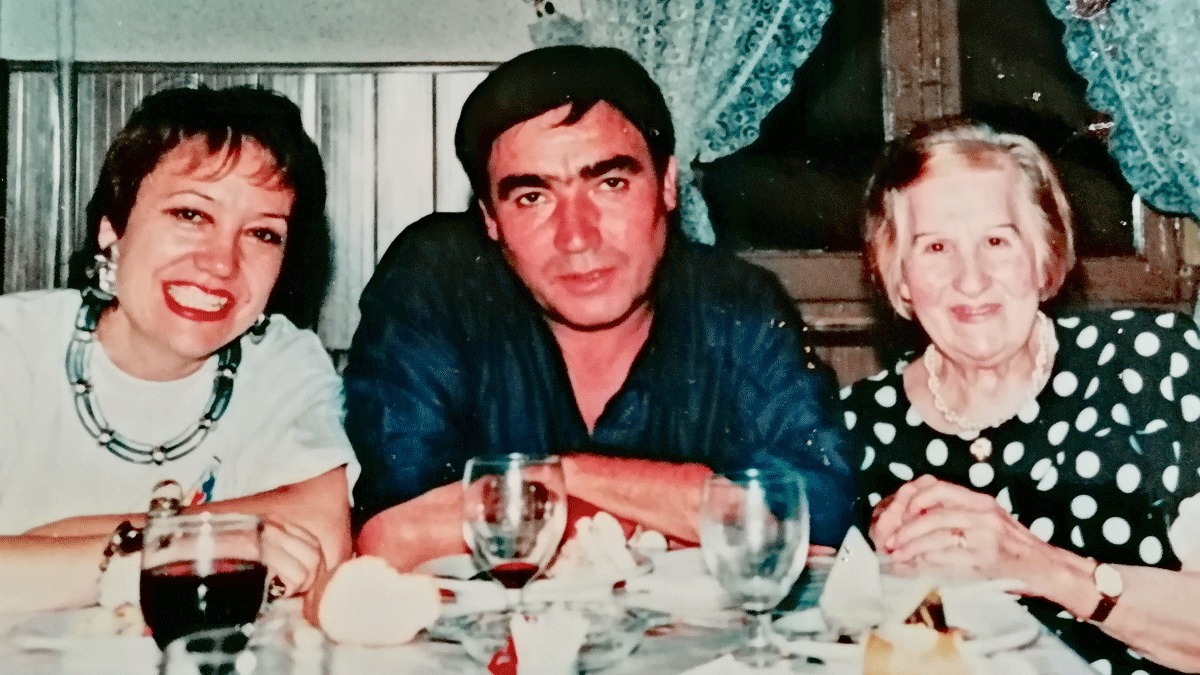 Carmen Busmayor, Antonio González-Guerrero y Manolita López en el mesón Casa García en 1995.